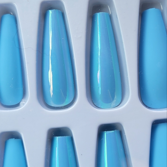 Set of 18 blue matte and irridescent coffin shape fashion nails - Picture 2 of 4